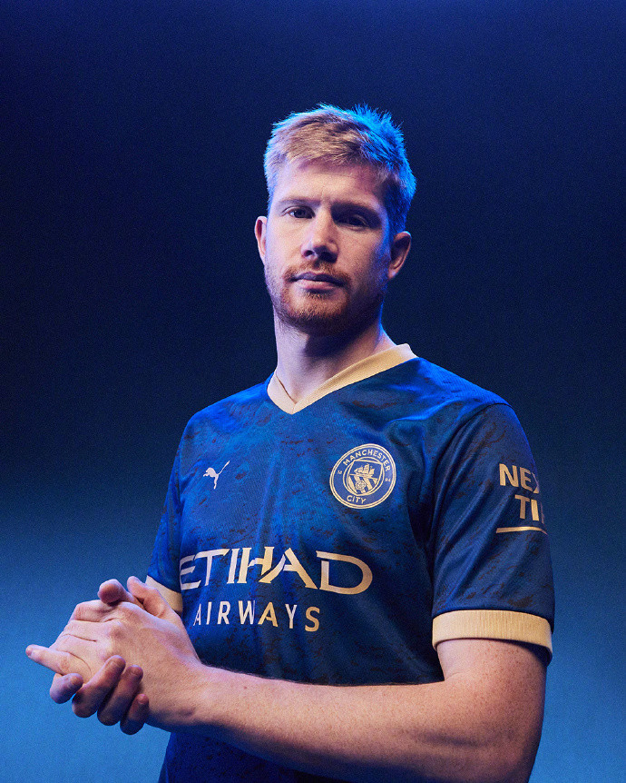 记者：莱万有一种几乎疯狂的求胜欲，他与哈维成了更衣室对手（记者曝：莱万近乎狂热的争胜心，让他与哈维在更衣室成对立面）