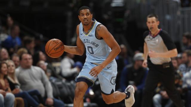 曼联主场4比1大胜狼队，B费梅开二度，姆贝莫、芒特破门，终结对手不胜纪录，升至第六。（曼联主场4-1横扫狼队：B费双响，姆贝莫、芒特建功，终结对手不胜纪录，升至第六位）