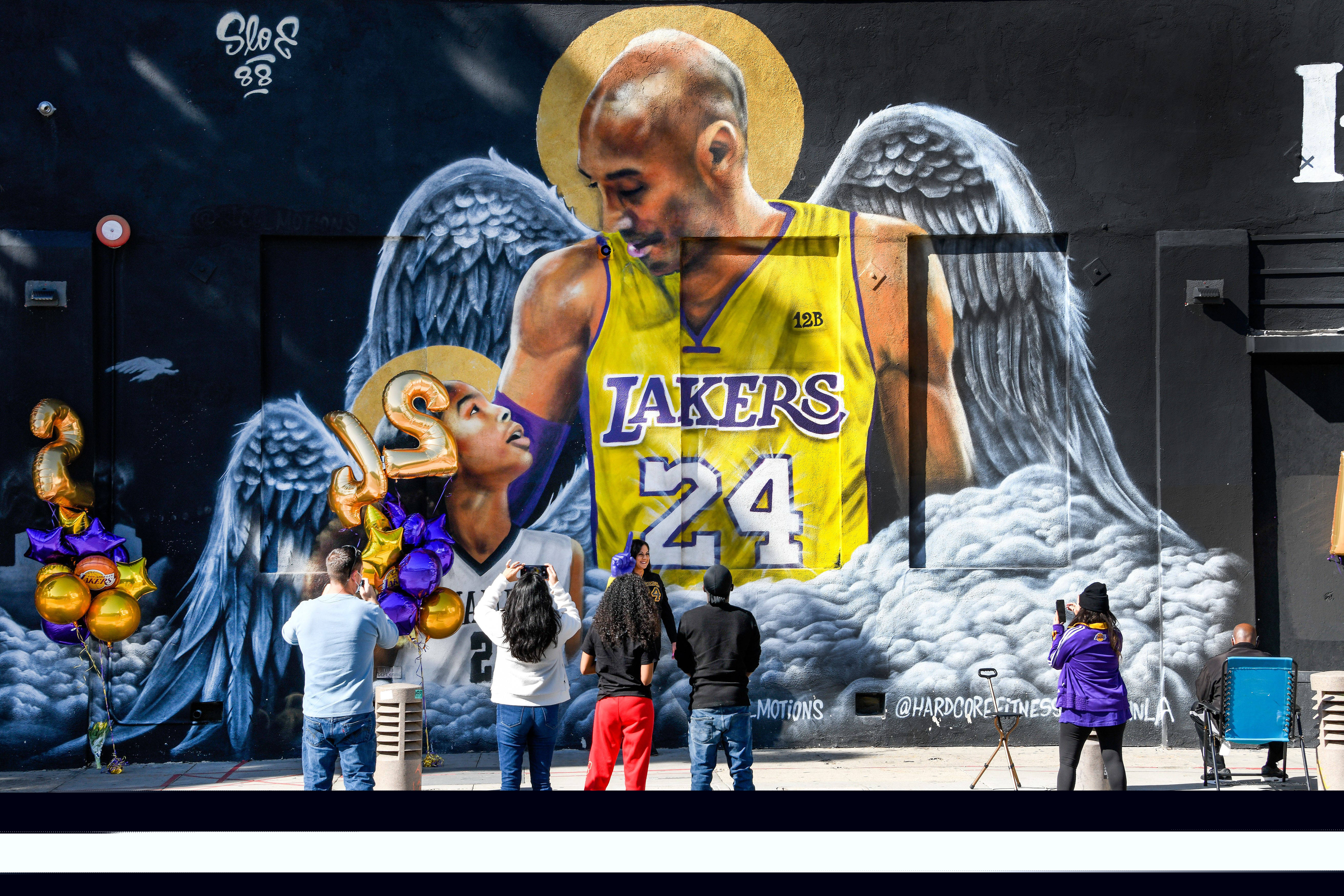 💥愤怒了！梅西离开体育场后，球迷冲场投水瓶+撕毁海报（梅西离场后爆发骚乱：球迷冲入场内投掷水瓶并撕毁海报）