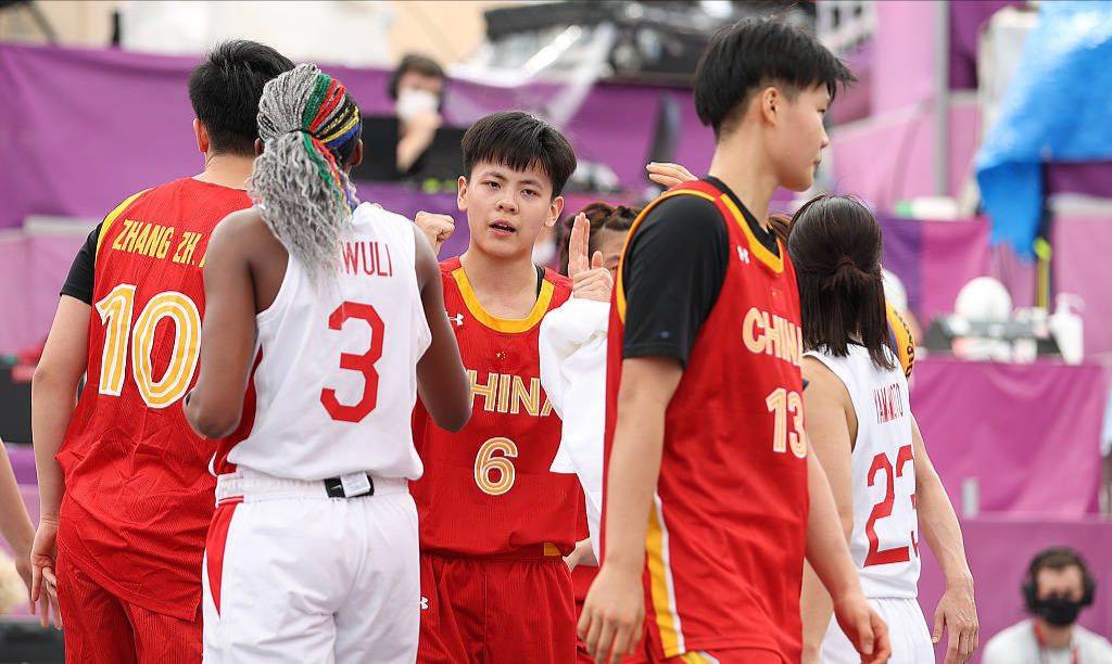 埃梅里告别阿尔巴：当初你被不情愿地改造成边后卫，要给你个拥抱（埃梅里送别阿尔巴：当年被迫改打边后卫，如今以拥抱致意）