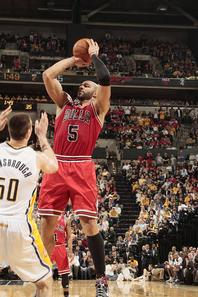 帕金斯批字母哥＂懦夫＂应公开表态，杰弗森驳斥：他无需交代（帕金斯斥字母哥“懦夫”要求其发声，杰弗森回击：无需解释）