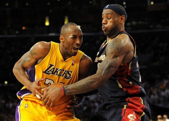 湖人生涯最强一战！斯玛特狂轰8记三分砍26分创赛季新高（湖人巅峰战！斯玛特飙进8记三分砍26分刷新赛季新高）