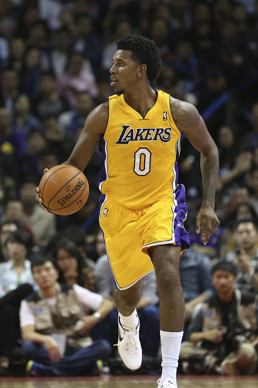 活塞队展现卓越竞技水平，康宁汉姆成关键人物（活塞队竞技表现亮眼，康宁汉姆成为核心引擎）