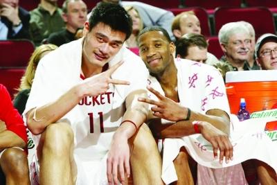 阿贾克斯官方：将彻查燃放烟花的肇事者，并采取适当措施（阿贾克斯官方：将严查违规燃放烟花者并采取后续措施）