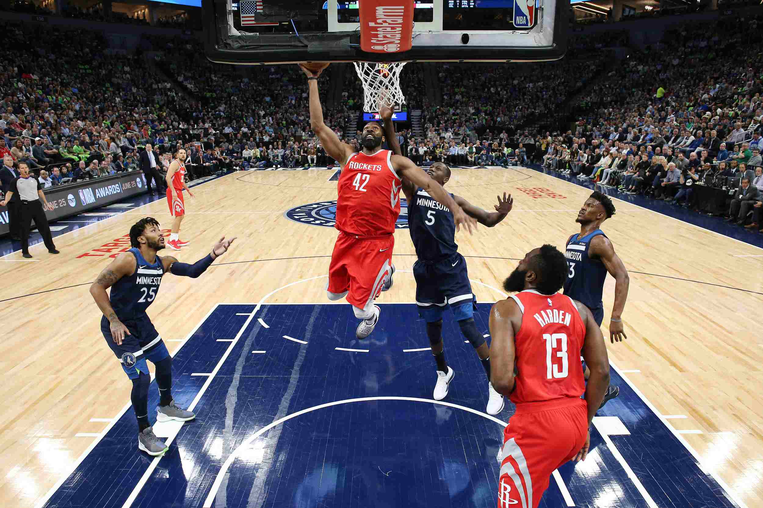 身临其境！跟着镜头冲进球场感受终场哨响瞬间迈阿密众将的喜悦（沉浸式视角：随镜头冲入球场，见证终场哨响时刻迈阿密众将的喜悦）