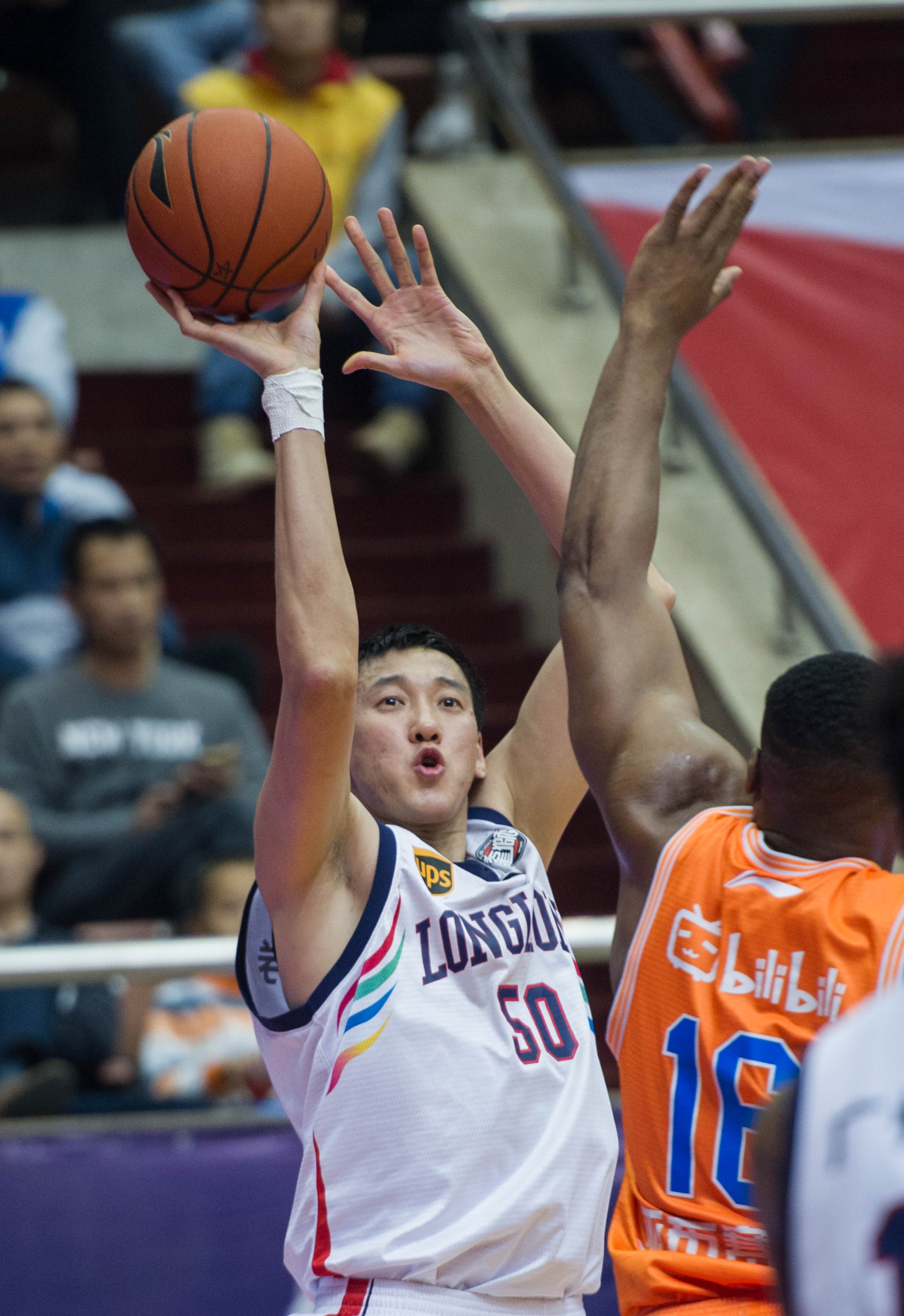 足球报：阿洛伊西下月初带队冬训 浙江锚定外援目标（足球报：阿洛伊西下月初率队开启冬训，浙江已锁定外援人选）