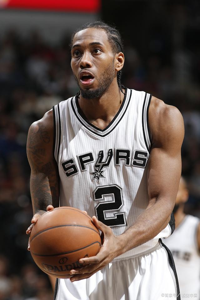 记者：米兰将与莱万经纪人会面讨论转会，伊布支持这一交易（媒体：米兰计划与莱万经纪人商谈转会，伊布表态支持）