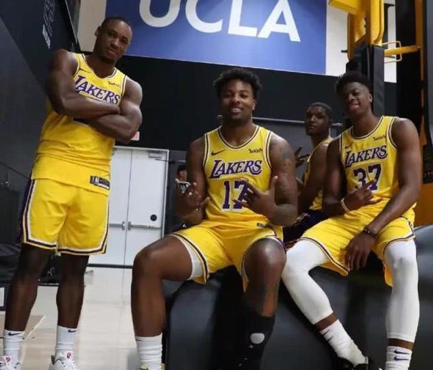 雷霆＆勇士合计狂轰33记三分，三分命中率均超4成（勇士与雷霆合飙33记三分，外线命中率双双破四成）