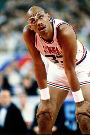 中超赛场争议判罚：VAR判罚引发讨论,（中超判罚风波：VAR介入引发热议）